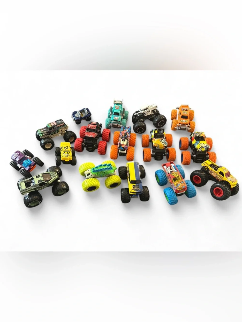 Hot Wheels Monster Trucks Lot of 16 Diecast 1:64 Grave Digger Soldier Fortune